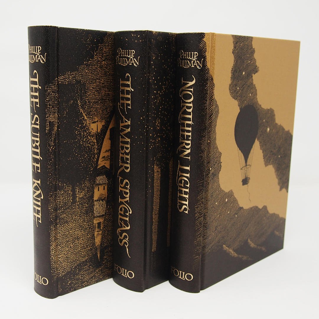 foliosociety's tweet image. **GIVEAWAY** To celebrate the new TV adaptation of #HisDarkMaterials, we’re giving you a chance to win a copy of our set of His Dark Materials SIGNED by @PhilipPullman and Peter Bailey. RT to enter! Competition ends 5 Nov. Best of luck! foliosociety.com/his-dark-mater…