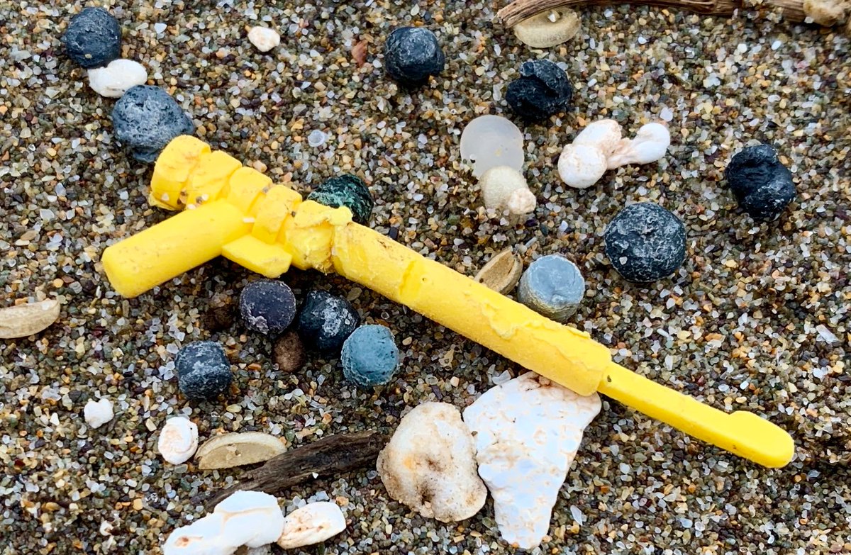 In 1997, 13,000 of these Lego divers' spear guns plummeted into the ocean when a container fell off the cargo ship Tokio Express 20 miles off Land's End, Cornwall. We found this one on Friday. 
#oceanplastic #plasticage