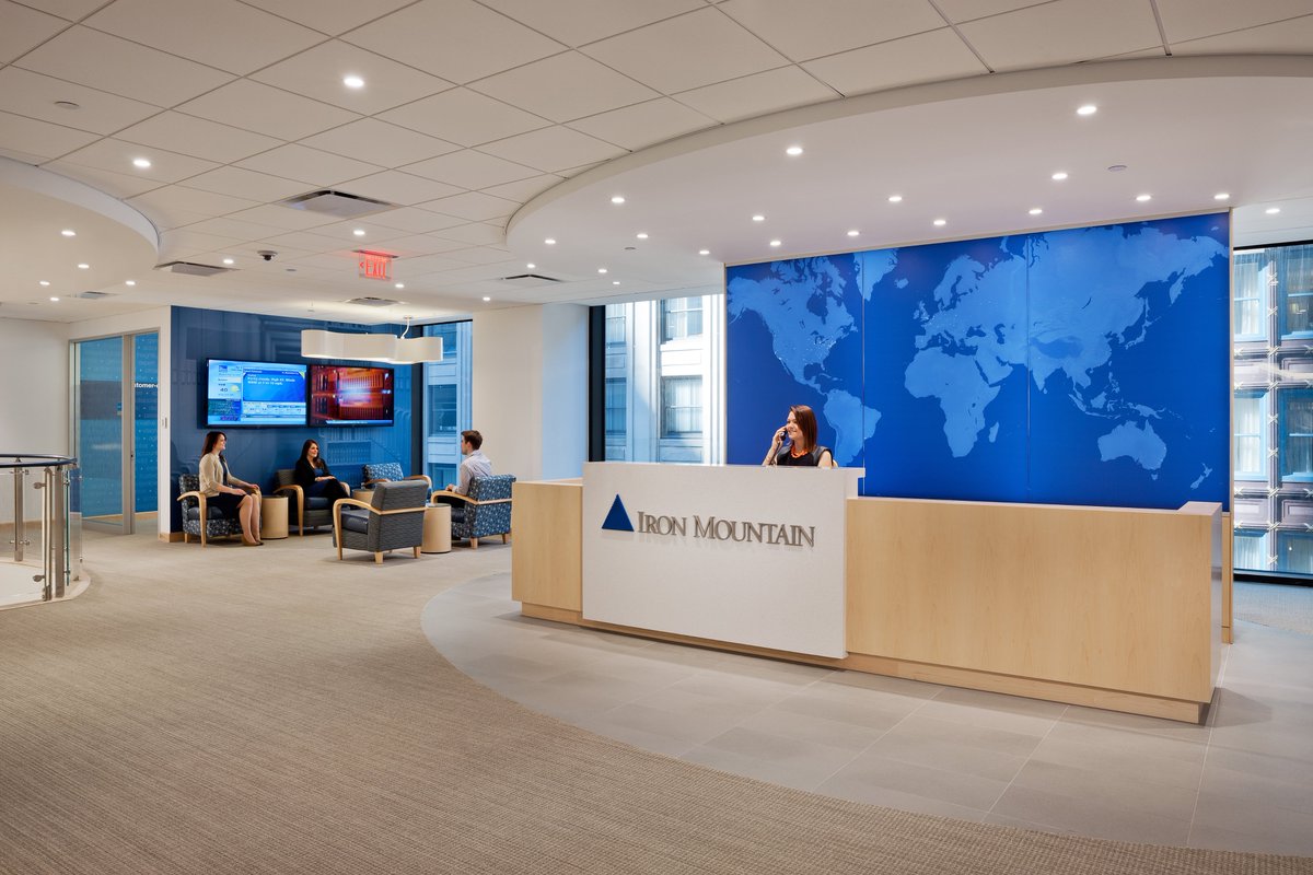 StructureTone's tweet photo. @IronMountain's open & flexible global HQ promotes #collaboration, #sustainability and state-of-the-art office environment to support its increasingly mobile workforce. #STOamazingspaces #Boston #openworkspaces #officegoals https://t.co/BAGT4n1MUz https://t.co/SbrolEIAaN