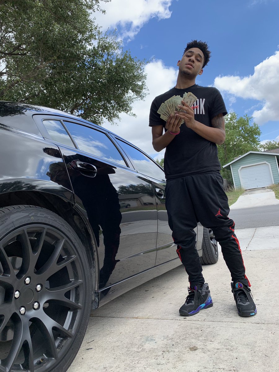 longdonggsilver's tweet image. I’m just coolin right now 💨 #FreeRell