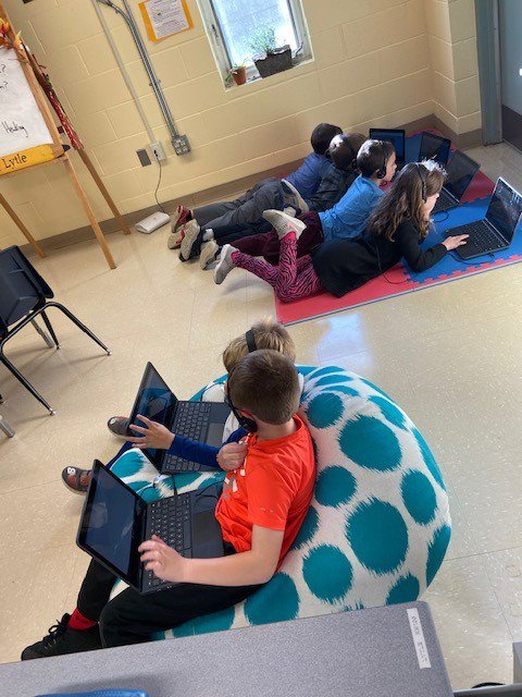 TechTaryn's tweet image. Flexible seating in technology - letting kids work in a way that works for them!