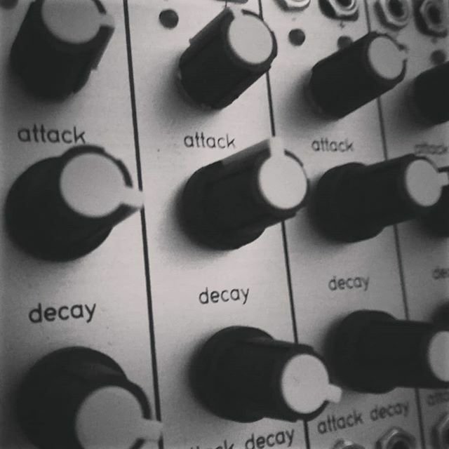 ModularMondays's tweet image. Ce soir! Set-up à 19h30 et performances à 20h45.

Apportez vos synthés, laptops, instruments, noisemakers, drum machines, grand-mères, etc. pour une soirée de musique impro ouverte à toutes et à tous.

Share what you&apos;ve been experimenting with so far this Fall and stick arou…