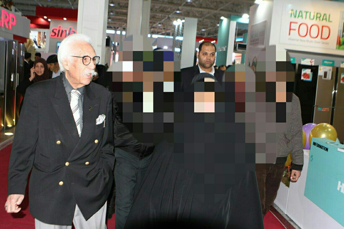 MatrixNewsIR's tweet photo. تصویری کمتر دیده شده از دبیر بازنشسته انجمن به همراه یکی از محافظانش

در برخی ایام سال برای حبیب الله انصاری، دبیر بازنشسته انجمن لوازم خانگی بادیگارد استخدام می‌شود!

#دبیر_بازنشسته 
#بادیگارد https://t.co/9i14mYnkIb