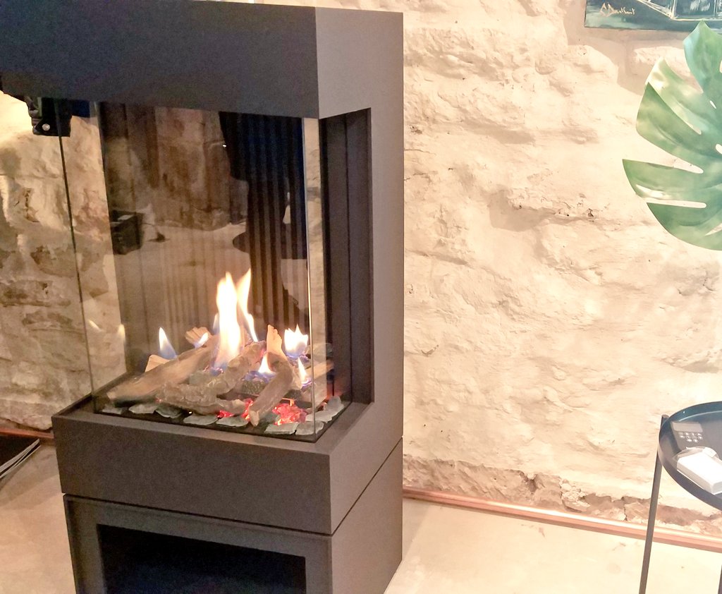 Salut la twittosphère! Ce soir, visite d'un magnifique showroom éphémère L'émotion Gaz en plein coeur de Paris au 12 rue du Roi de Sicile (dans le 4ème arr., Métro Saint Paul). Y'a pas à dire, les poêles au gaz en expo envoient du bois ! 👍 Ambiance cosy, venez faire un tour!🔥