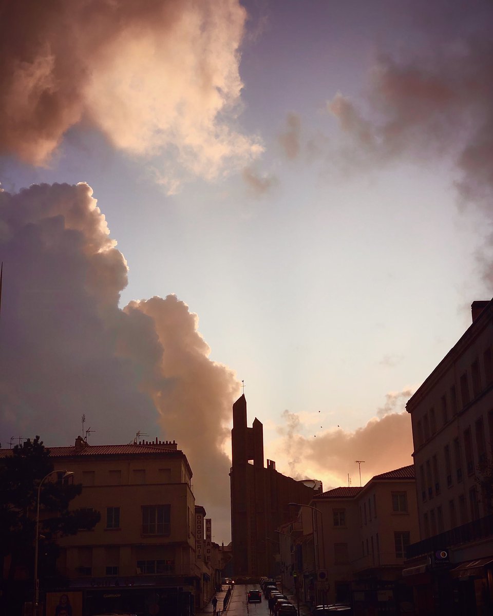 Cette superbe église Notre-Dame de Royan sur fond théâtral. #royan #architecture #années50 #brutalisme