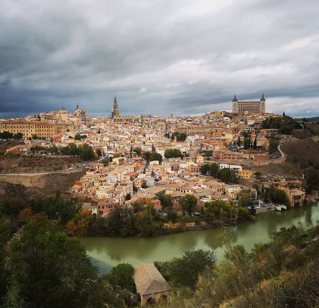 Vary_Iberia's tweet photo. #Toledo, Spain is a place you can go to dozens of times and still love it. Drive to the #Hermita on the far side of town for this amazing view. #medieval #spain https://t.co/0B1MlqfNPT
