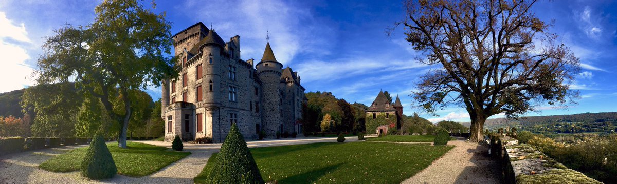 Notre saison 2019 vient de s’achever. 
Merci à nos nombreux visiteurs grands et petits, toujours chaleureux qui ont participé avec intérêt à notre vie de châtelains d’aujourd’hui.
Merci à Jean-Marc, Xavier,Brigitte,Elodie,Tamara. leur travail a assuré le succès de notre saison.