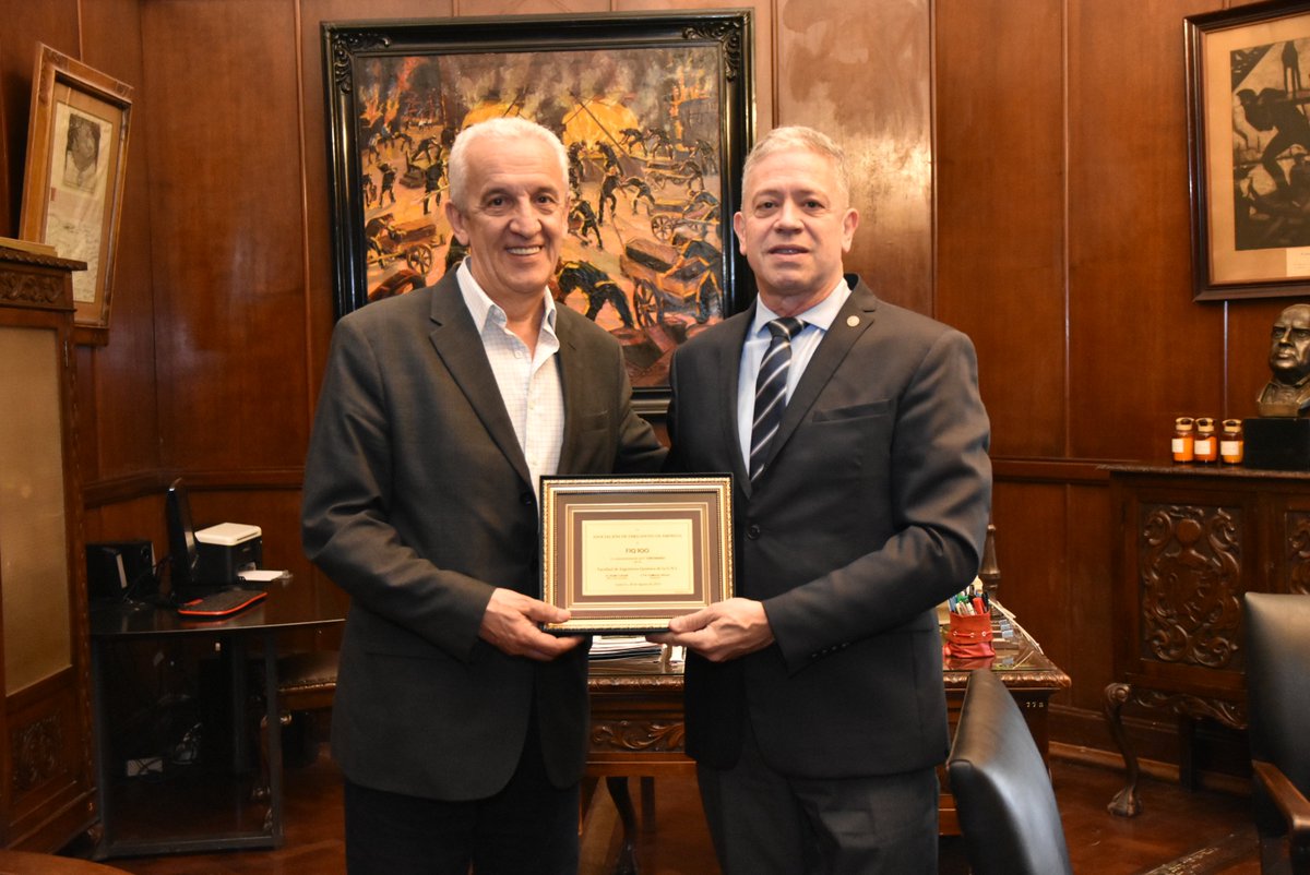 FIQUNL's tweet photo. Recepción de presentes con motivo del #CentenarioFIQ por parte de autoridades de diferentes instituciones. 
¡Muchas gracias @EISUNL, @ELCEIQ, @FCJS_UNL,
 Colegio Ingenieros Especialistas Sta Fe - Distrito I  y @ADEsantafe!😃 https://t.co/sXo7ScwB4m