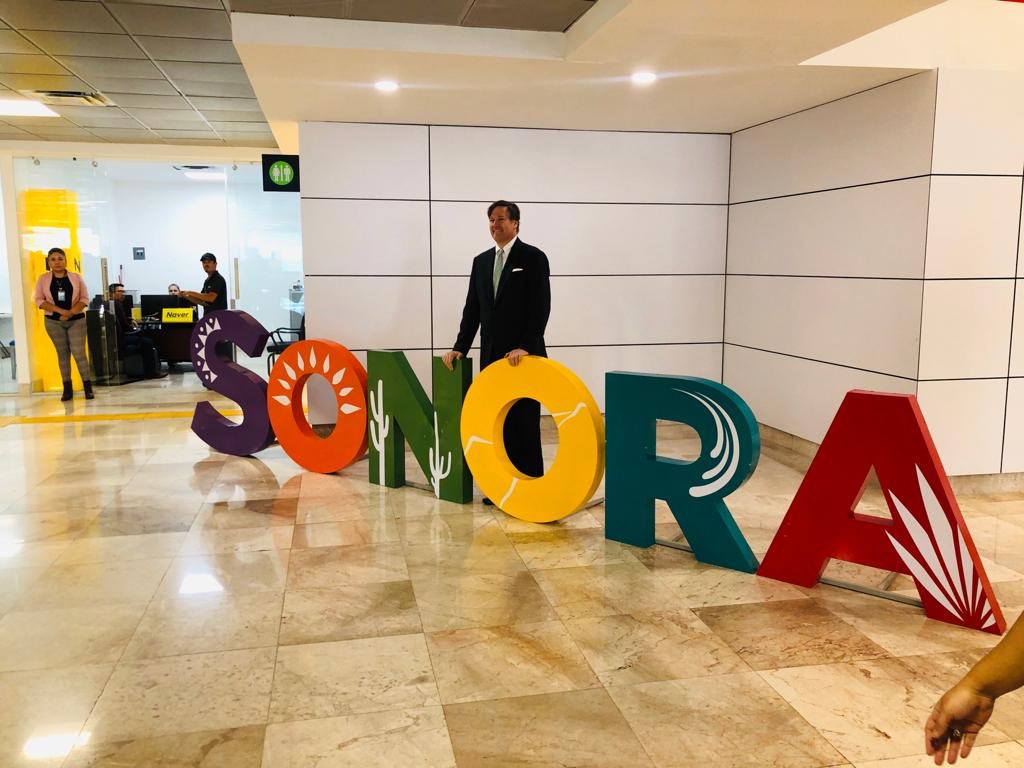 Bienvenido a #Sonora Embajador <a href="/USAmbMex/">Embajador Ronald Johnson</a>, esperamos que disfrute de la gastronomía sonorense y que su primera visita a nuestro Estado, sea grata. #SonoraArizona 🌵