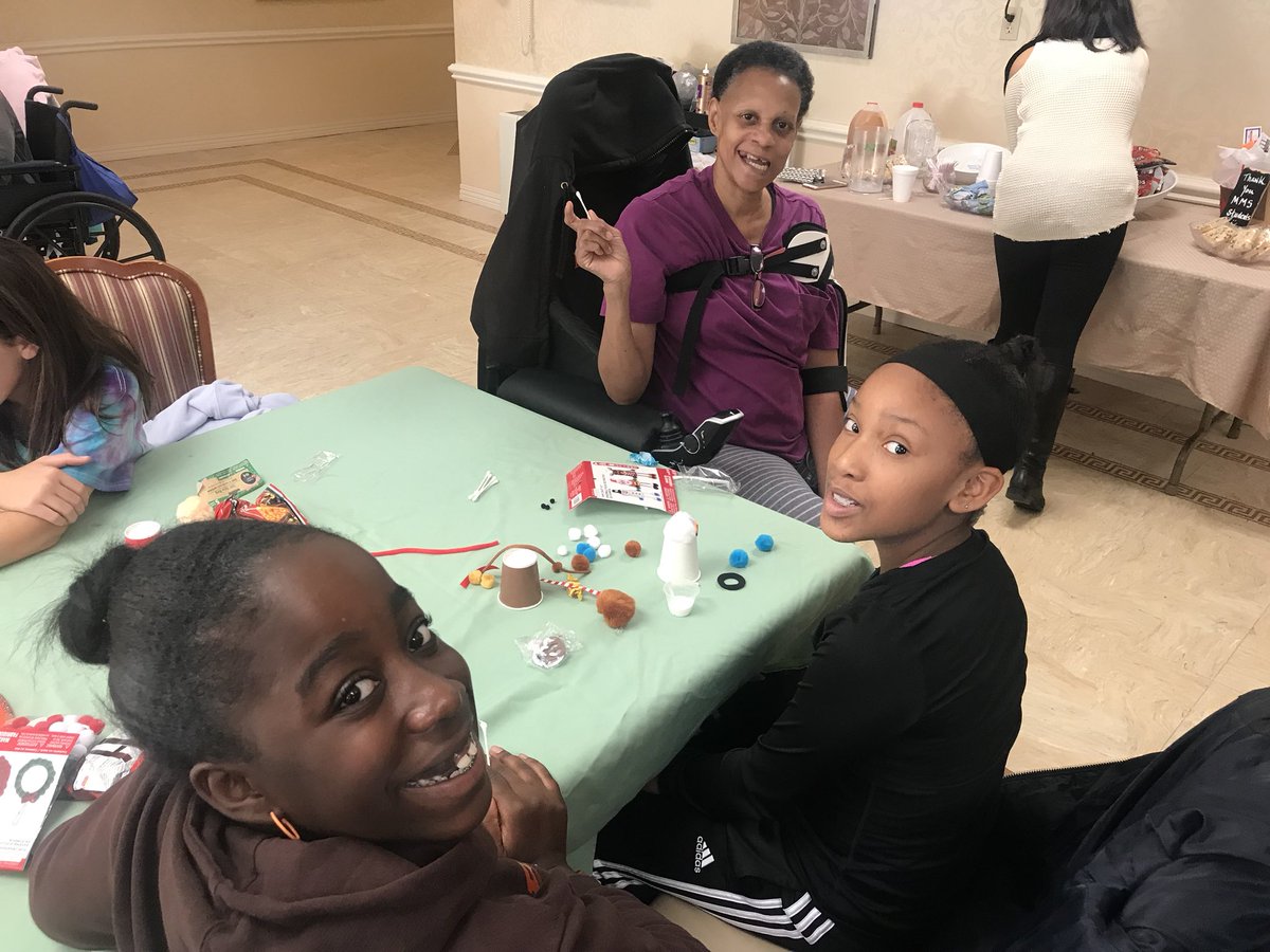 kmayermms's tweet photo. We had a wonderful afternoon at Mayfield Heights Healthcare Center crafting holiday ornaments with residents to hang on their tree!🎄Thank you for the wonderful opportunity! 💚 #mmsgivesback2019
#mmsourhouse
@MMSOurHouse https://t.co/URdbNgbRFZ