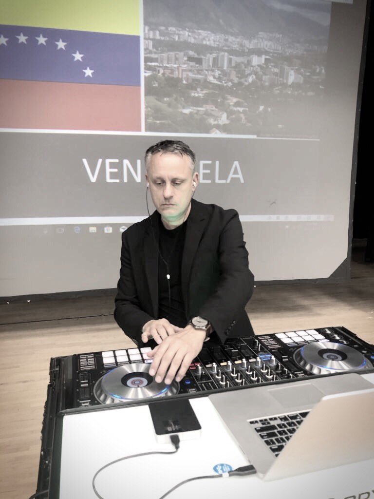 TotalMusicEnt's tweet photo. Dia de la hispanidad
#dj #djbooth #djservice #tonyp #miami #florida #stage #diadelahispanidad #totalmusicent https://t.co/umXh03Fsre