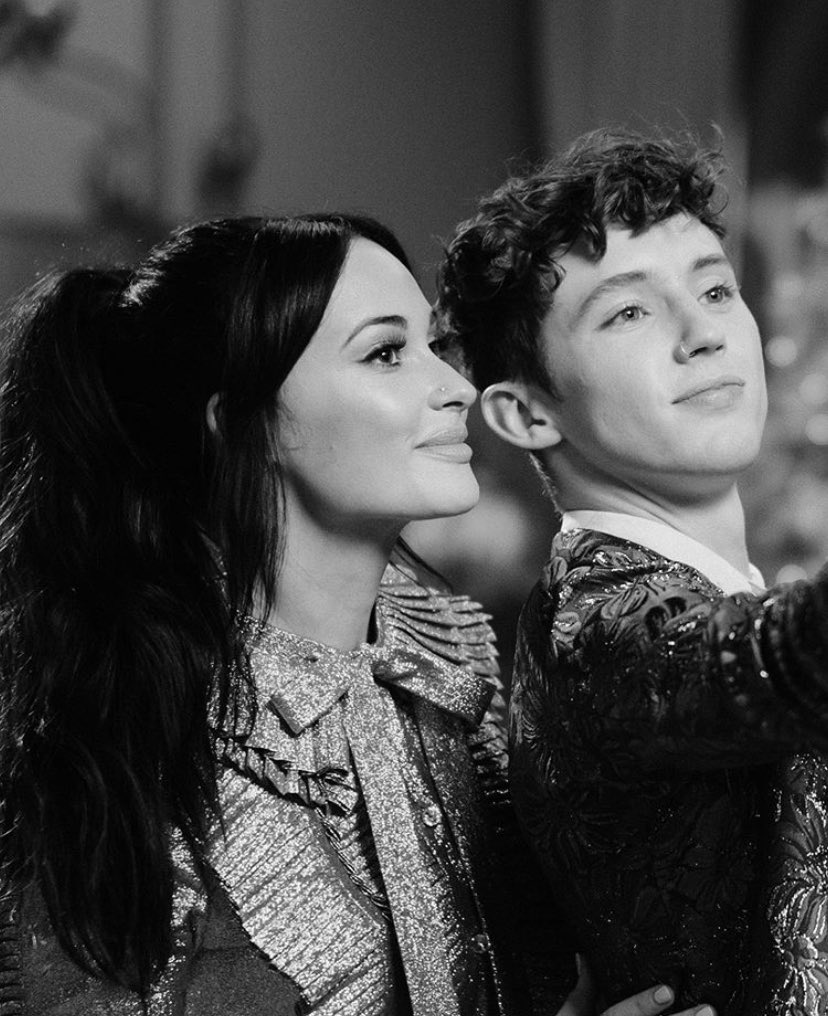 troyesivan's tweet photo. your fave good Jewish boy has a Christmas song coming out w the incomparable @KaceyMusgraves. honoured doesn’t even scratch the surface!! tune in to the Kacey Musgraves Christmas Show on @PrimeVideo November 29 🎁🎉 https://t.co/gQN0yahYV9
