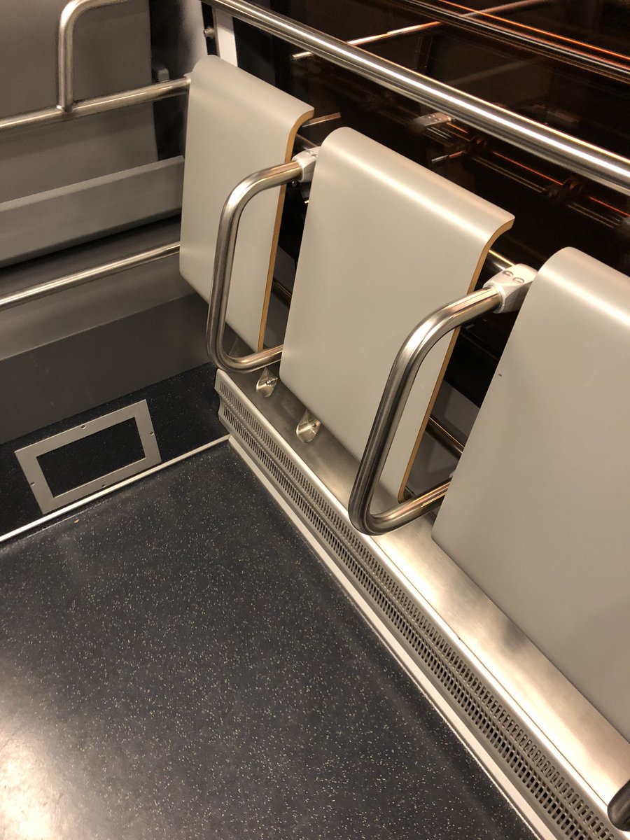 Stehsitze, heute in der SBahn Zug gesichtet! Wär doch auch in Bern ein tolles Feature <a href="/blsAG/">BLS</a> #sbahnbern #learningfromothers