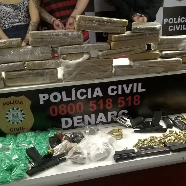 DENARC e Brigada Militar localizam depósito de drogas na zona sul de Porto Alegre, na tarde desta sexta-feira(01/11), operação de repressão ao tráfico de drogas ilegais na Zona sul da capital.
Foram apreendidos cerca de 30KGde maconha, 3KG de cocaína, meio quilo de crack.