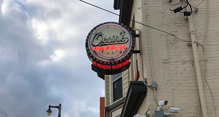 milwaukeerecord's tweet photo. Mandatory Milwaukee: Oscar’s Pub &amp; Grill is a beacon of local burgers https://t.co/GwGsYNogJr @oscarsonpierce @OscarsOnARoll https://t.co/Vu6incDTBY