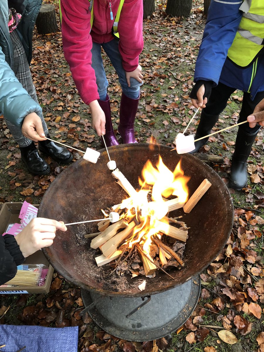 RoundhayY5's tweet image. 🔥🍁😊“I didn’t think Forest School could get any better!”😊🍁🔥 5CD had the BEST afternoon den building and toasting marshmallows. Our smiles couldn’t have been any wider ✨✨✨ #WeAreRoundhay #5CD #forestschool