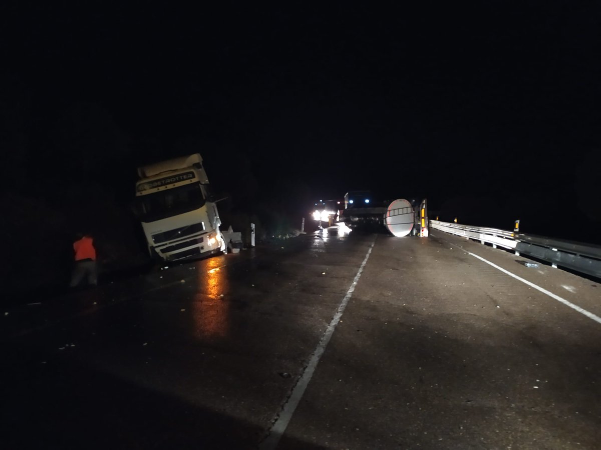 n_plataforma's tweet photo. Sumamos y seguimos ➡️esperando que no se hayan producido daños personales en la tristemente famosa curva del Chiquero, ampliamos información en breve.

✔️Carretera cortada en ambos sentidos #DesdoblamientoN430 ¡Ya! https://t.co/H39UP9Q3Ll