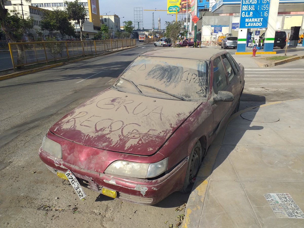 mal_menor's tweet photo. Solo en Lima puedes dejar abandonado un auto durante 2 años en una vía contra el tráfico, en línea amarilla y ocupando un carril sin que nadie te diga algo. 

Ni un alcalde, ni un inspector, ni un policía.

Av. Brasil, Jesús María. Los vecinos están hartos @munijesusmaria https://t.co/2rAgcII3JU