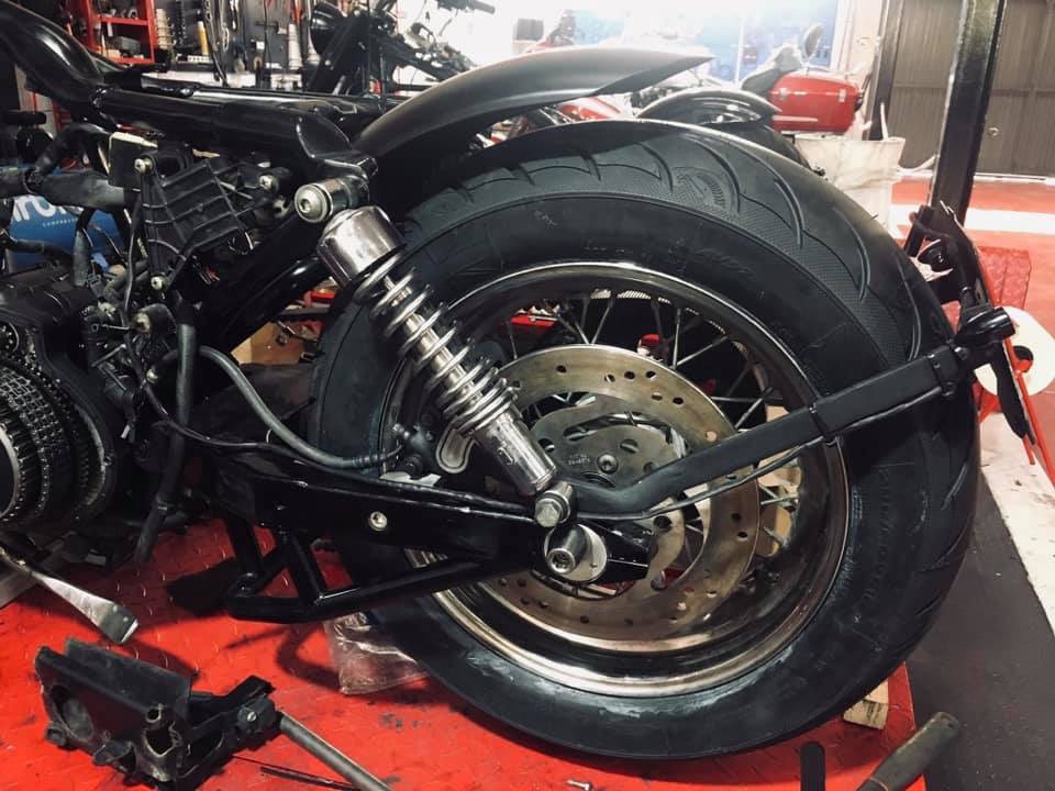 Transformación completa de esta Sportster 883 .. dentro de poco os mostraremos el final 😈😈 #HarleyDavidson #Transformacion #Sportster883 #CustomMotorMadrid #Taller #Motos #Custom #CursoMecanicaHD #VentaSegundaManoHD #Getafe #Madrid #España