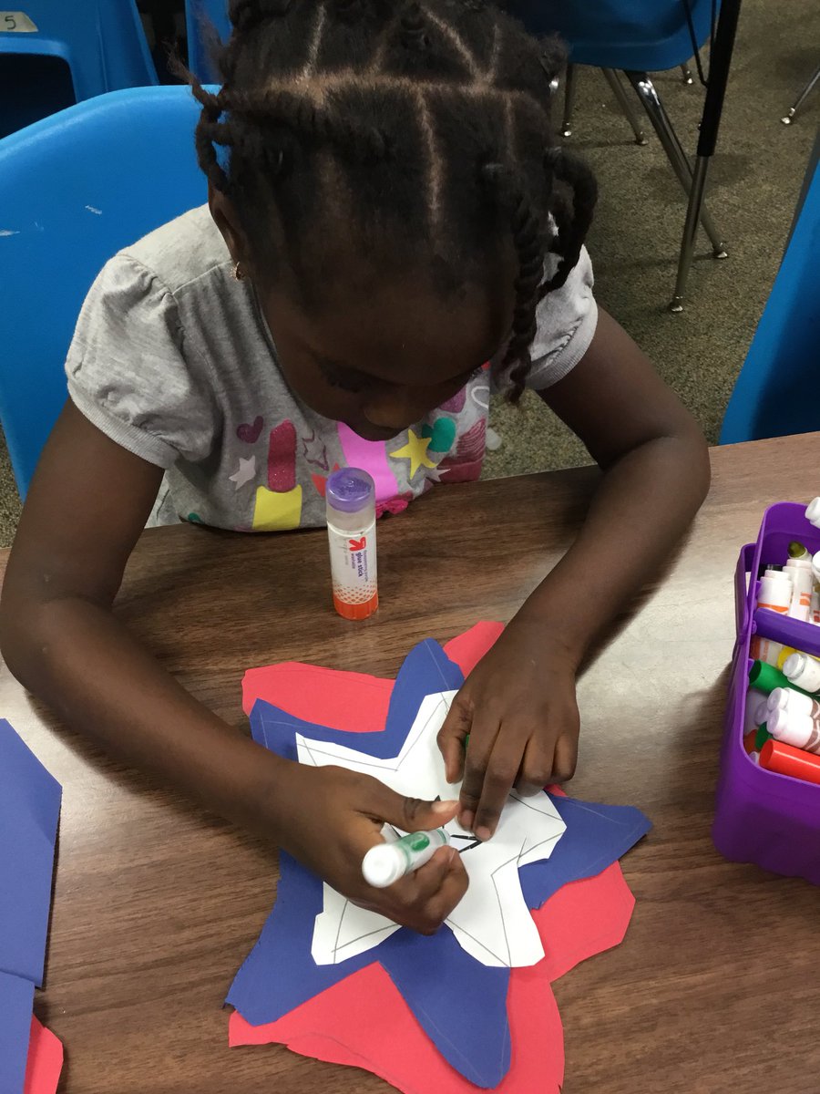 KardysLaura's tweet photo. Kinders practicing their cutting and their thankfulness to our Veterans with these growing stars!

#annefoxjourney #d54art #weare54 #54happiness #elementaryart #foxrocks #annefoxopenendedplay #elementaryartteacher #primaryart #kidscreate #kidart #studentart #veteransday #star https://t.co/K0Gif2TVXw