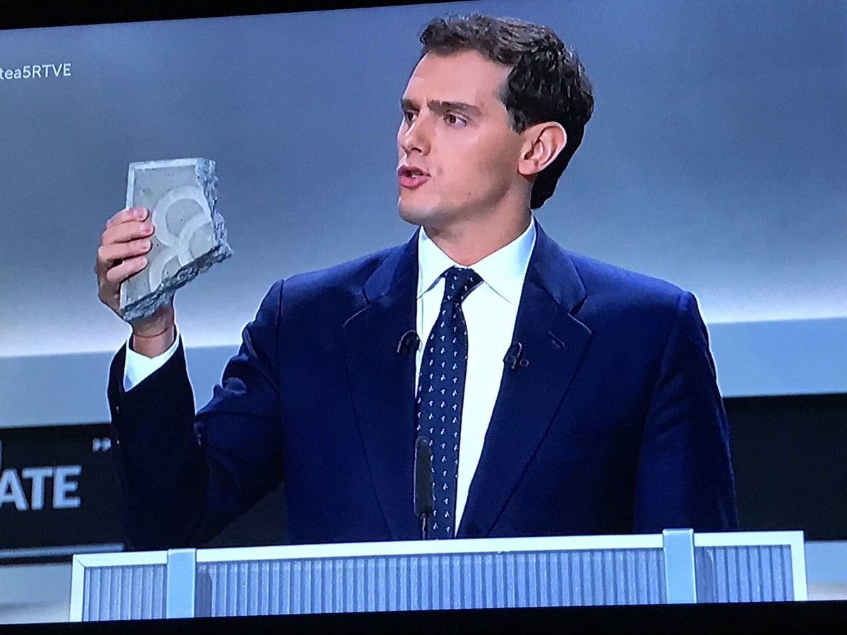 SraPinguino's tweet photo. Votadme que os reviento con el adoquin hijos de vuestra putisima madre estoy mamadisimo #Debatea5RTVE https://t.co/t2WRV8KeYp