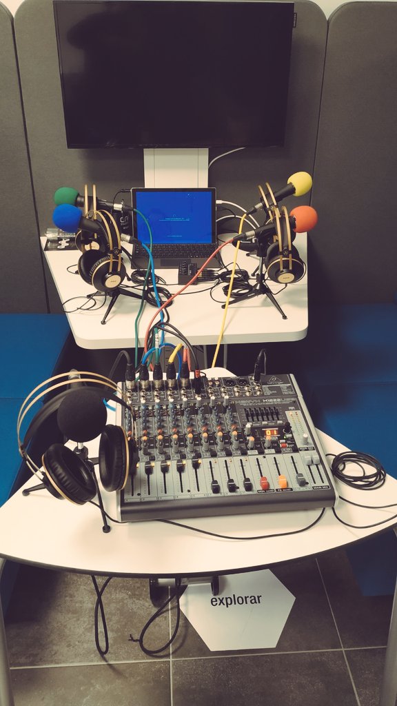 redeespora's tweet photo. Hoxe estivemos montando a nova radio escolar de empréstito para centros escolares de Galicia na Aula Nova do @CAFIgalicia #aulanova #redeespora #espora #radioescolar #aradiocomoferramentadidactica https://t.co/iyEUqAFnbQ
