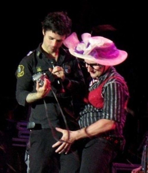 Billie joe armstrong gay kiss