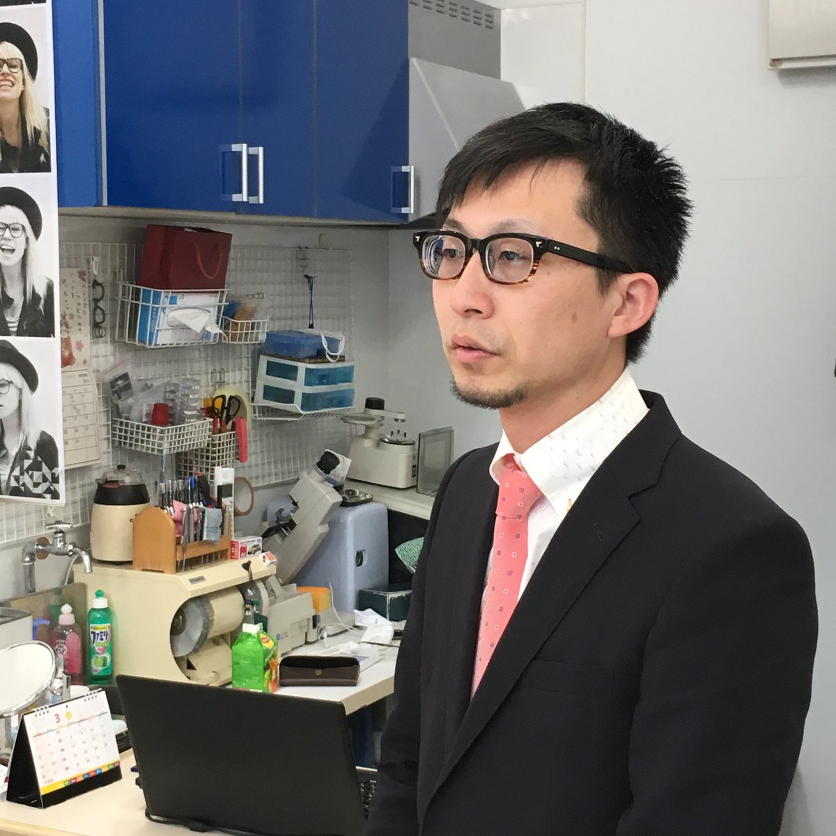 Eyewear Shop Ami 岐阜県関市の眼鏡屋 スタッフ音久 W 店 W っ 当店オーナー置いときますね 男性がスーツ着ると2割増しで男前に見える そして 眼鏡 スーツ はツボでしかない ちなみにオーナーがスーツ着て出勤した日は 雇われる店長 自分 Eyewear Shop Ami 岐阜県関市の眼鏡屋 スタッフ音久 W 店 W っ 当店オーナー置いときますね 男性がスーツ着ると2割増しで男前に見える そして 眼鏡 スーツ はツボでしかない ちなみにオーナーがスーツ着て出勤した日は 雇われる店長 自分