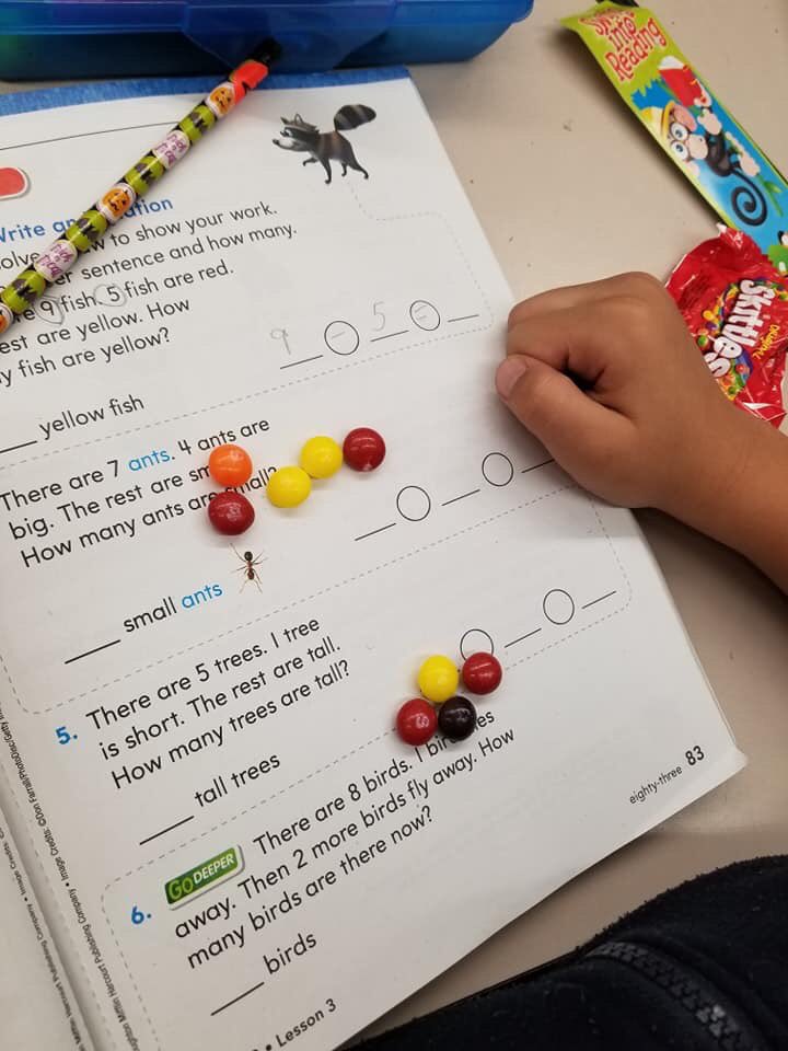 KarenMoMath's tweet photo. 1st graders are using their left over Halloween candy to help them with their math! Great work Mirror Lake!@BCPSElementary @BCPS_ElemMath @drnmancini @MarlenVeliz1 https://t.co/mUqPkKkDQF
