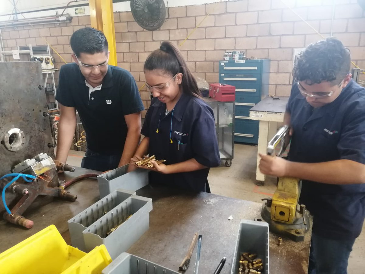 conaleptrc's tweet photo. Para @ConalepCoahuila es muy importante la #retroalimentación. Es por ello que visitamos a nuestros alumnos de #formaciónDual en la empresa #PKCGroup para darles seguimiento y observar su desempeño👍. Es un proceso esencial para su formación técnico profesional.

#SoyConalep💪 https://t.co/WoaNcac6Pz