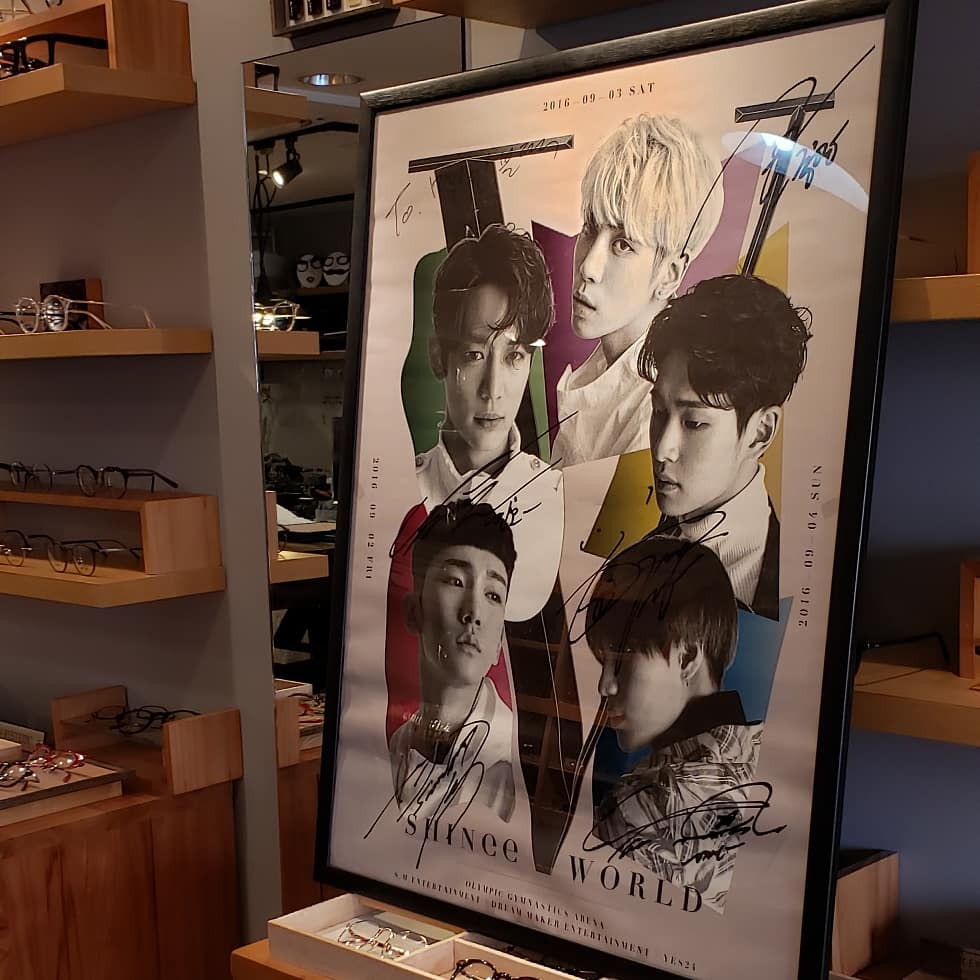 palhta's tweet image. 京都へ行ったら
是非とも寄りたかった眼鏡店👓
此処はSHINeeのメンバーも
利用したお店です
メンバーのサイン入り
ポスターもありました
ジョンヒョンのサインを見たときは
思わず涙が😢

もうじき事務所に返すそうなので
見られるのも今のうちです

#SHINee
#シャイニー
#facecode
#eyewear