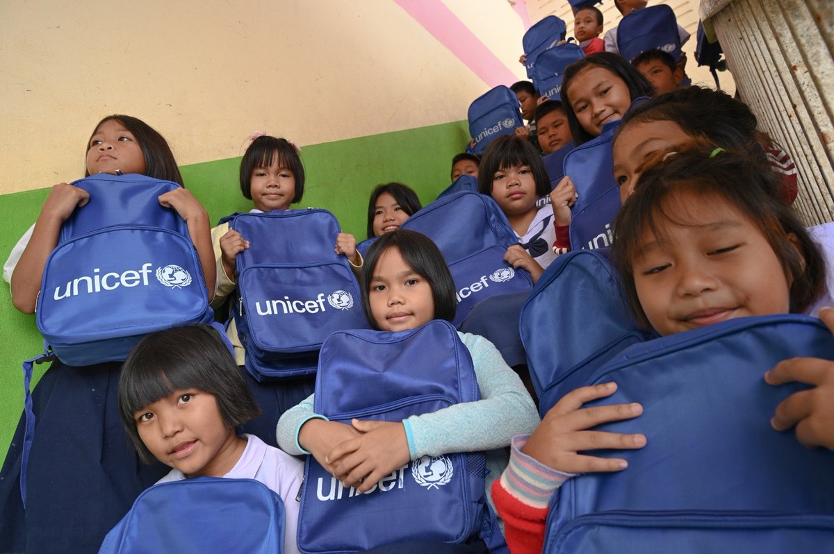 UNICEF_Thailand's tweet photo. เมื่อวานนี้ ยูนิเซฟ ประเทศไทย และ ก.ศึกษาธิการ ได้มอบกระเป๋าและอุปกรณ์การเรียน แก่โรงเรียน 16 แห่ง ที่ได้รับผลกระทบจาก #น้ำท่วม จ.อุบลราชธานี เพื่อให้พวกเด็กๆ ได้ใช้ช่วงเปิดภาคเรียนใหม่ และช่วยแบ่งเบาภาระค่าใช้จ่ายของผู้ปกครอง https://t.co/9edyUWR6rj