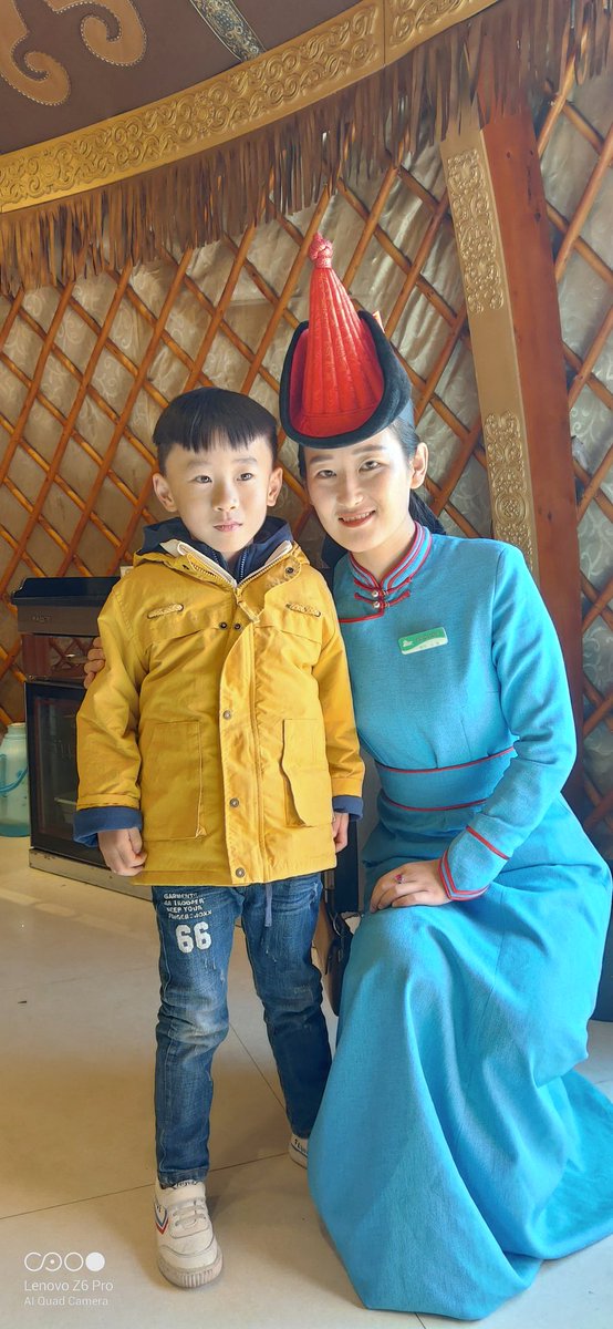 RobertZ95382365's tweet image. 在草原上的蒙古包里和小姐姐合影，我儿子有点紧张。