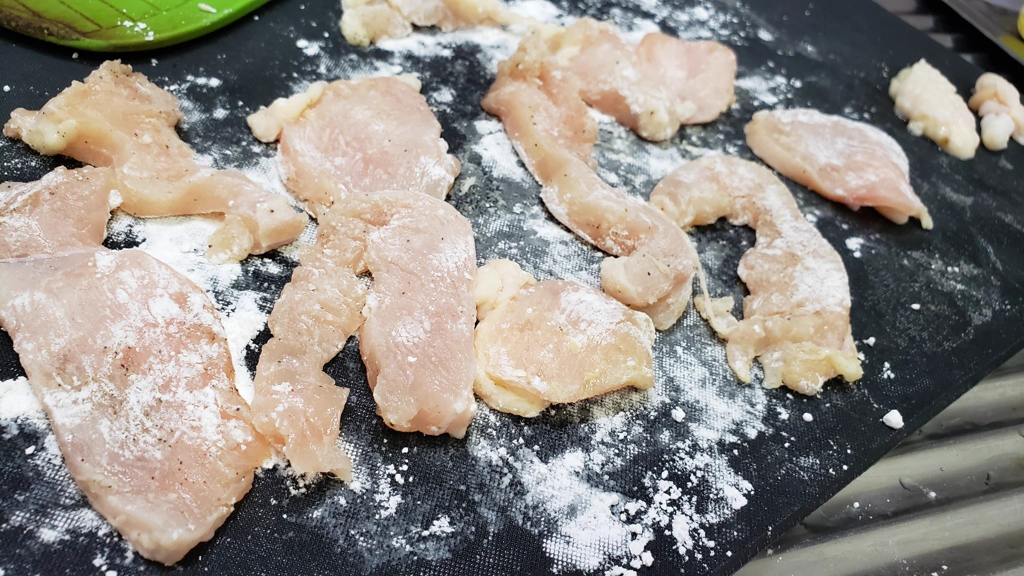 カロリーが気になる人におすすめ！ジューシーで美味しい「鶏胸肉のピカタ」のレシピ！