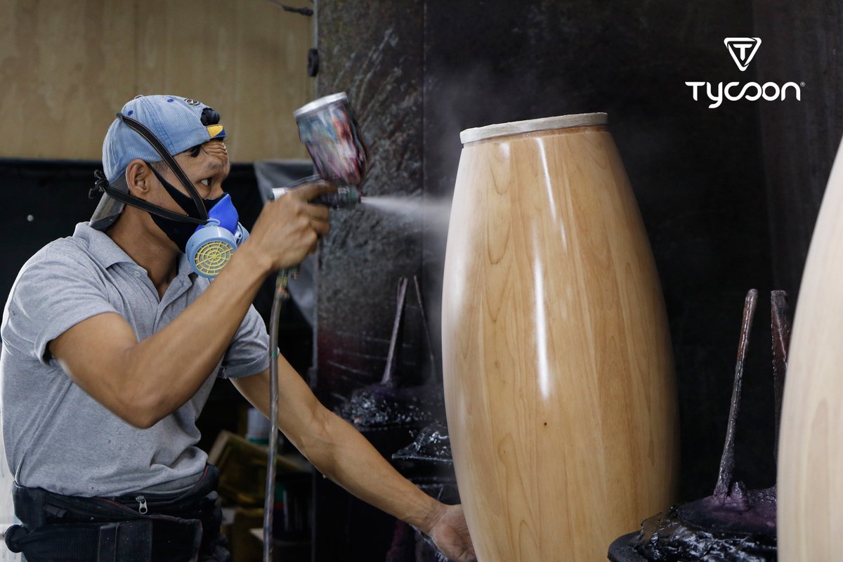 #CalidadTycoon
No hay robots. No son máquinas. El proceso de pintura en nuestra fábrica es realizado completamente a mano por nuestros expertos artesanos, logrando los acabado únicos que ustedes disfrutan en nuestras #congas.
#MadeWithHeart