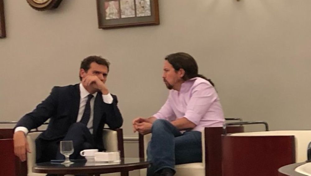 Contestatarium's tweet photo. - En el debate voy a sacar todo tipo de souvenirs. Sí o sí conseguiré que se hable de mí.

- No te confíes, tengo pensando un  lapsus lingue que lo va a petar más que tus papelotes.

#mamadas https://t.co/2a3AnEiJFj