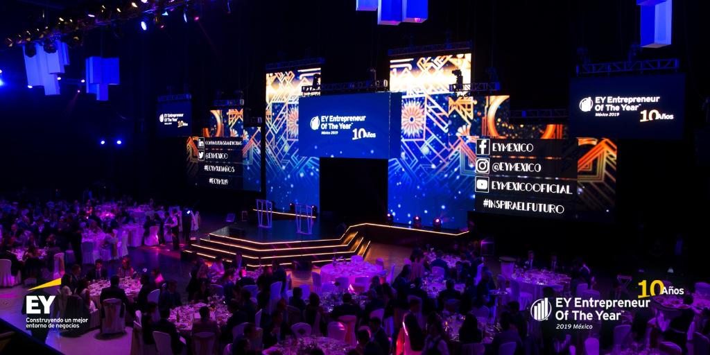 EYMexico's tweet photo. Hoy se publicaron en @Reforma los mejores momentos de nuestra cena de gala EY Entrepreneur Of The Year™ #EOYMX19 https://t.co/4XNLm7MIkO https://t.co/49AFknluTe