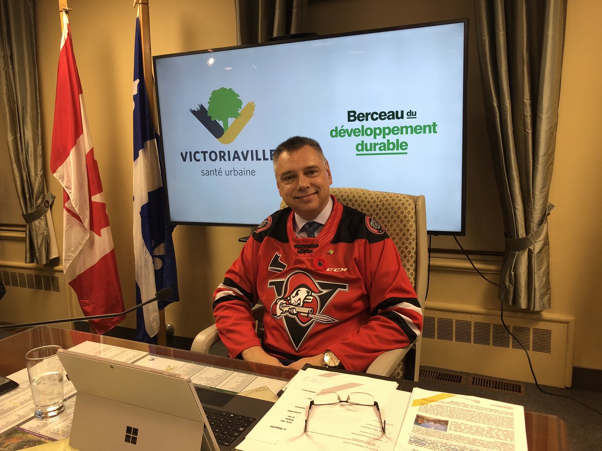 VilledeVicto's tweet photo. Ouverture de la #séance du Conseil. Le maire @AndreBellavance honore son pari tenu avec @CussonAlexandre et porte le chandail @Voltigeurs_DRU à la suite des matches du week-end de la rivalité contre les @TigresVicto #LHJMQ https://t.co/eh3WaRGuAh