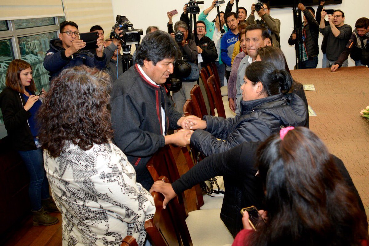 evoespueblo's tweet photo. Muy contentos de recibir la visita de nuestras hermanas de la Confederación Nacional de Gremiales. Hemos compartido ideas y proyectos para mejorar las condiciones de trabajo de la familia gremial. Lamentamos las agresiones que sufren por el paro del Comité Cívico de #SantaCruz. https://t.co/otT8sBeSUX