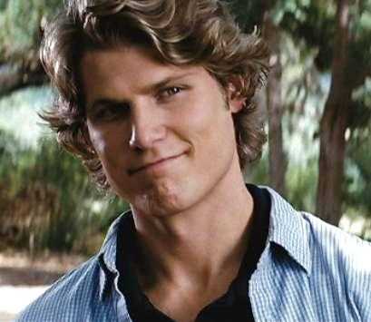 Happy 37th birthday to Travis Van Winkle, star of FRIDAY THE 13TH (2009).

Trent was so, so punchable... 