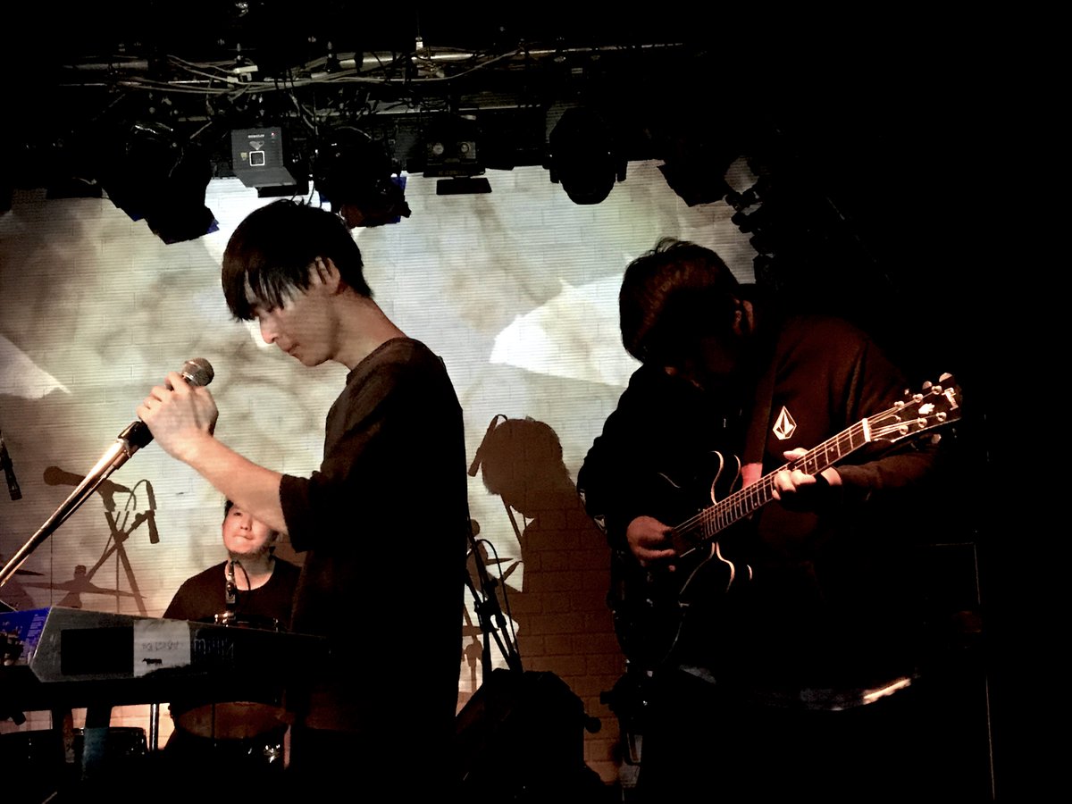 Heliostrope@ WildSideTokyo
「詩情ある」なんて言葉ありますがね、文字通り「詩poetry」があって、「情emotion」があって、清廉なサウンドと心を抉る轟音。それなりの数いるENVYフォロワーとは一線を画す洗練された世界を感じますね。また東京来てください！