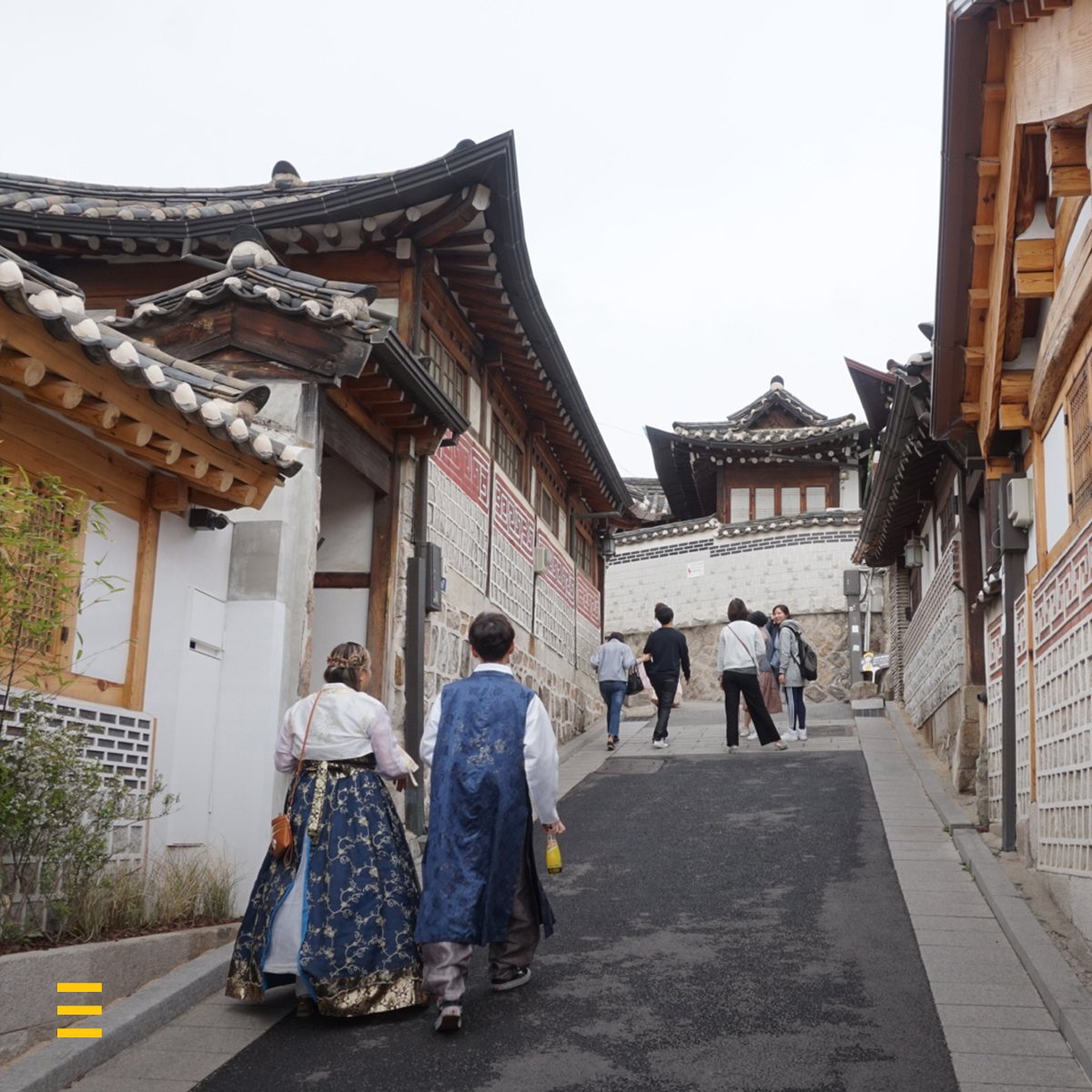 Explora los callejones antiguos de #CoreadelSur en la aldea Hanok de #Bukchon... ¡hasta puedes alquilar un traje tradicional para sumergirte al 100 % en el entorno!