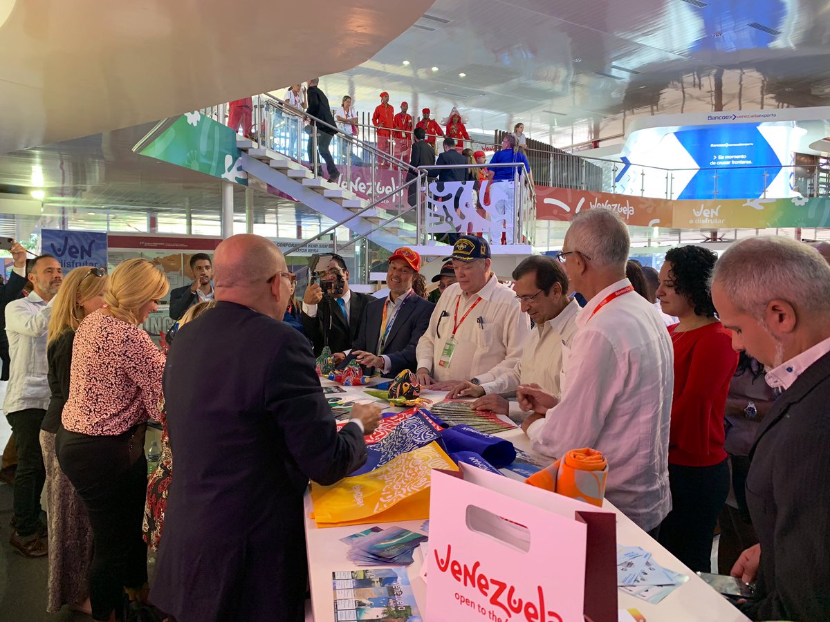 Embajador @Adan_Coromoto recorrió el Pabellón Venezuela en #FIHAV2019 junto a los Ministros @PLASENCIAFELIX, @R_Malmierca, @IrisVarelaANC, cuerpo diplomático acreditado en #Cuba y una amplia delegación venezolana y cubana. @CancilleriaVE