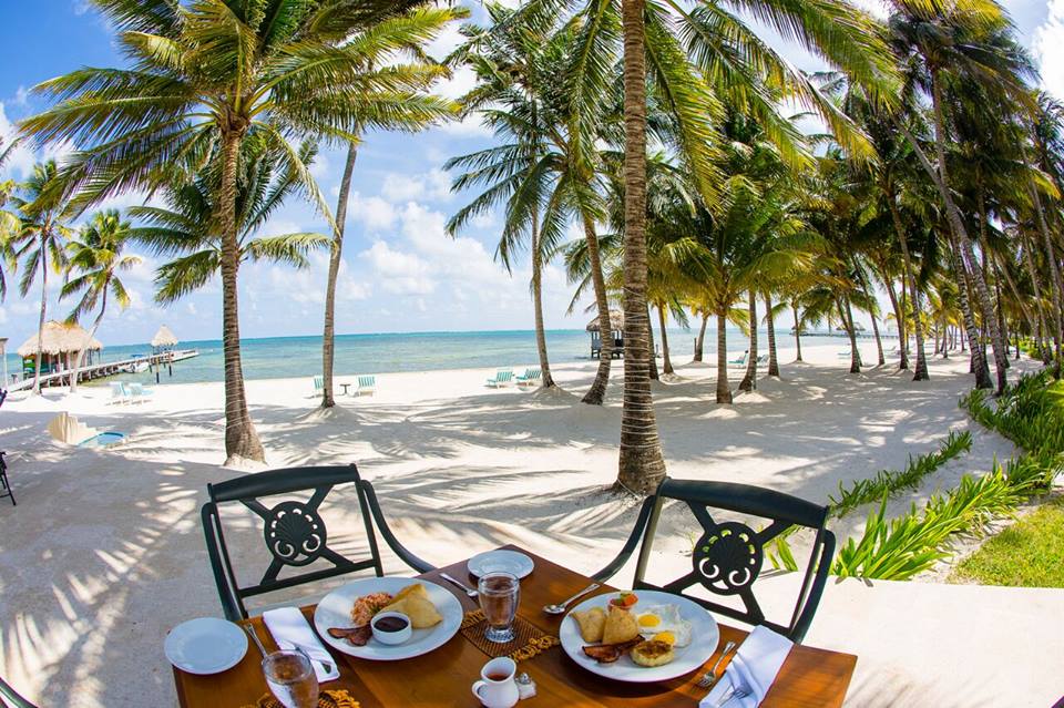 Can you imagine enjoying a delicious meal with this beautiful landscape? #Belize | bit.ly/2BNhg3j

#belizevacation #travel #adventure #MondayMotivation