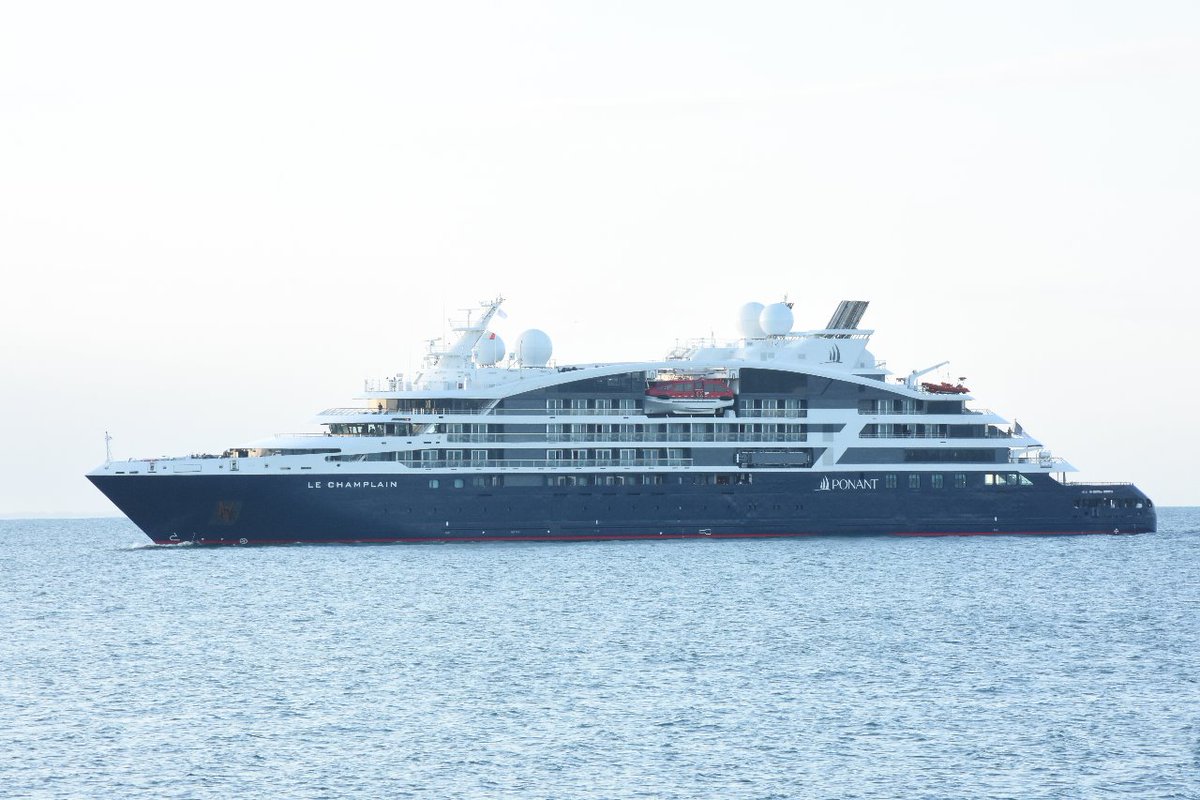 apicampeche's tweet photo. Nuestro director general, Carlos Ortiz Piñera, acompañó al gobernador @AysaGonzalez durante el arribo del crucero #LeChamplain, de la naviera Ponant, al #PuertoDeSeybaplaya. https://t.co/gm5G40CuUE