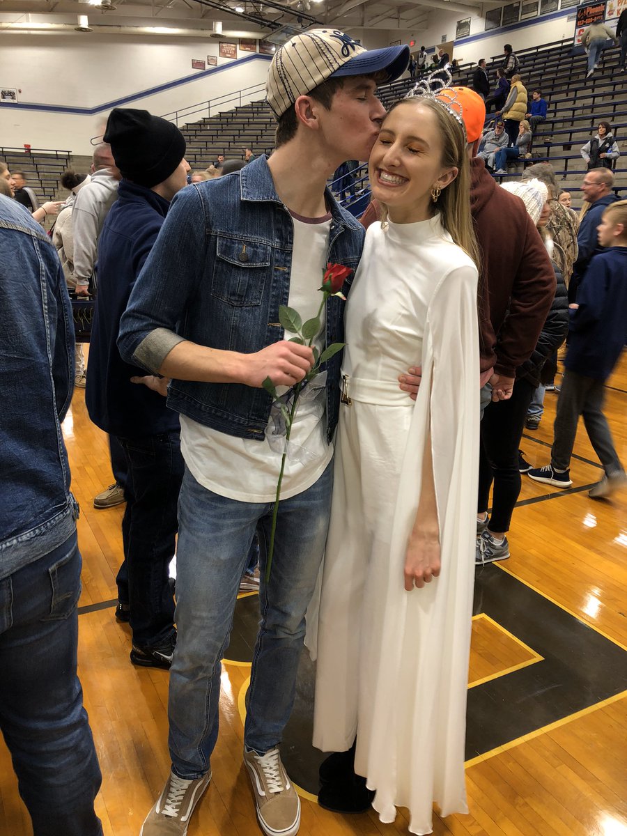 CarlieHobbs5's tweet photo. HAPPY BDAY BEST FRIEND I’ll love you forever you big goob!! plz slide to bloom and take me on another Jeep ride like we always did‼️ thanks for ALWAYS being on my team, stay fabulous ❤️❤️ @tanner_bell7 https://t.co/ikCaUkoBJt