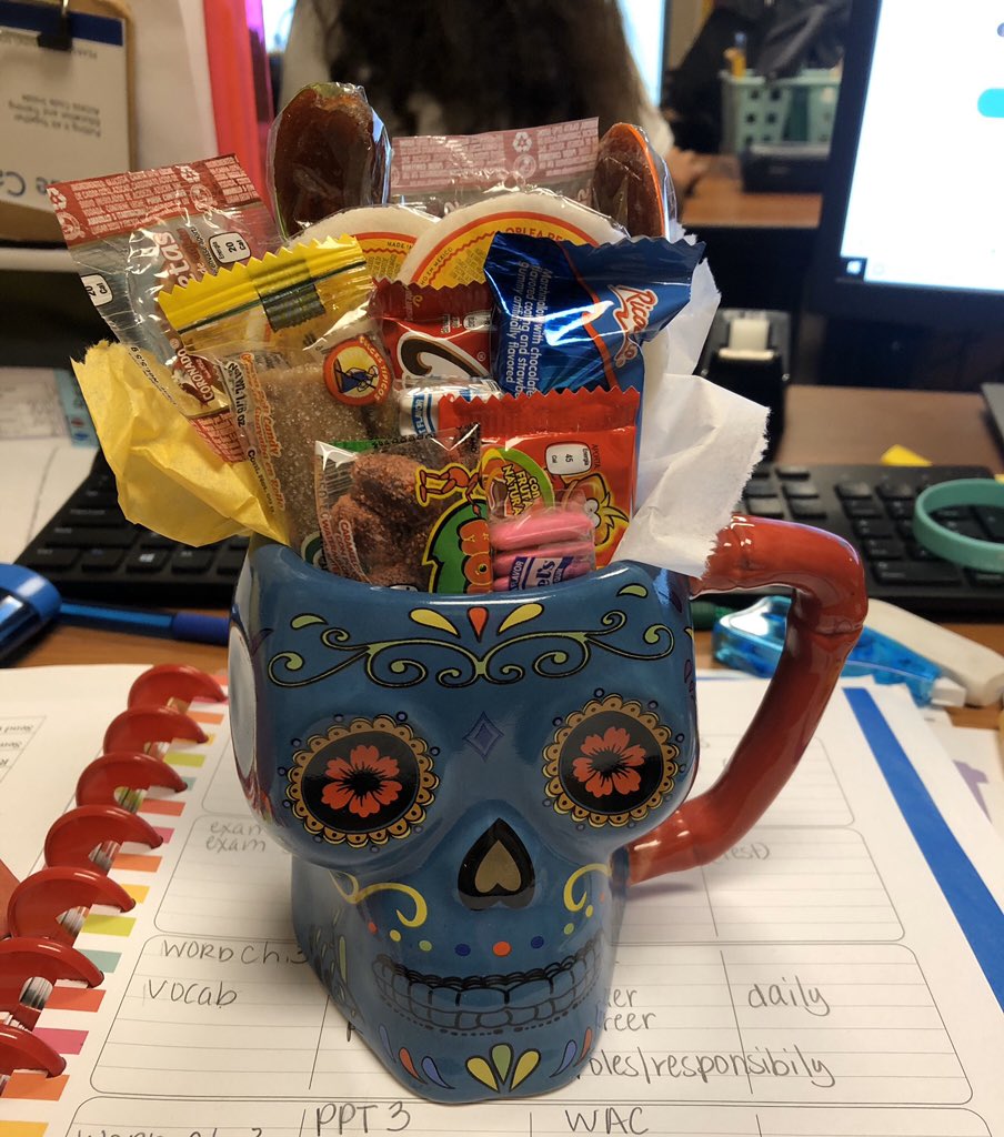 jmartinezLCMS's tweet photo. Thank you for the awesome gift! @SHH_losfresnos #iteachLFU #DiaDeLosMuertos https://t.co/mFEIlrxLkm