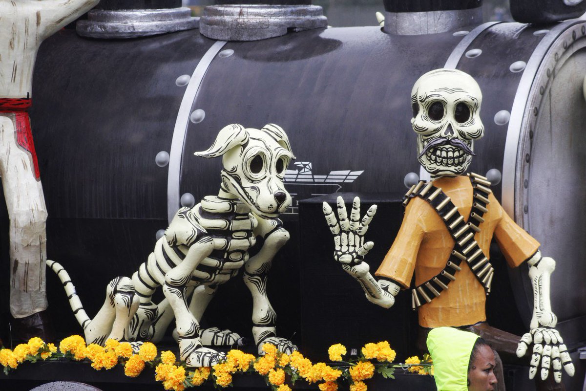 IndicMx's tweet photo. #AsíSeVivió el Mega Desfile de Día de Muertos. Ni la lluvia detuvo las comparsas, si se lo perdieron aquí una probadita.

Vídeo ➡️ https://t.co/CRtdHOivsh https://t.co/AtKoowCvaB