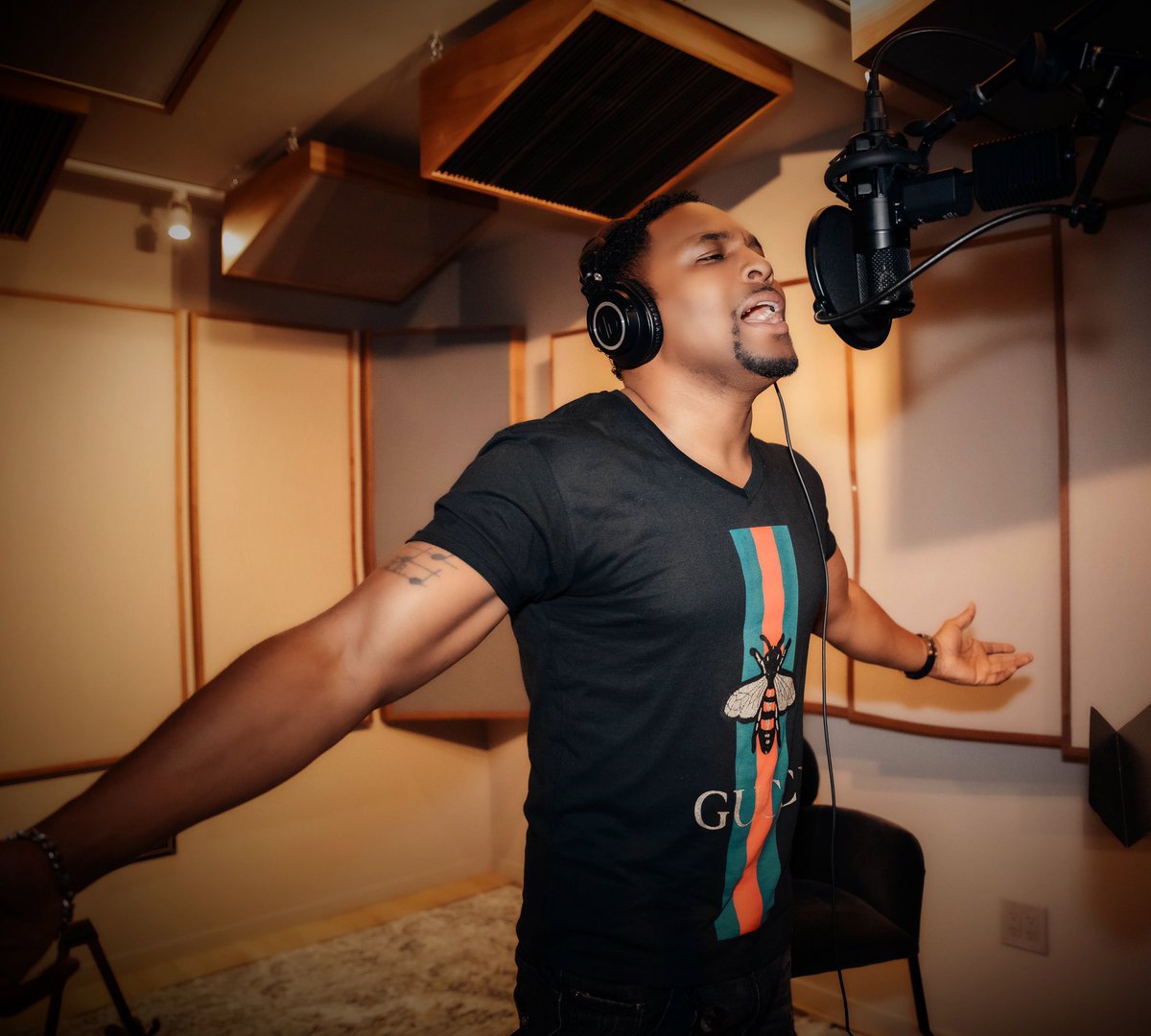 SamsonLogan's tweet image. The new music is coming this time in a major way! #excited 
#samsonstrong #music #thankGod #love #sing #studio