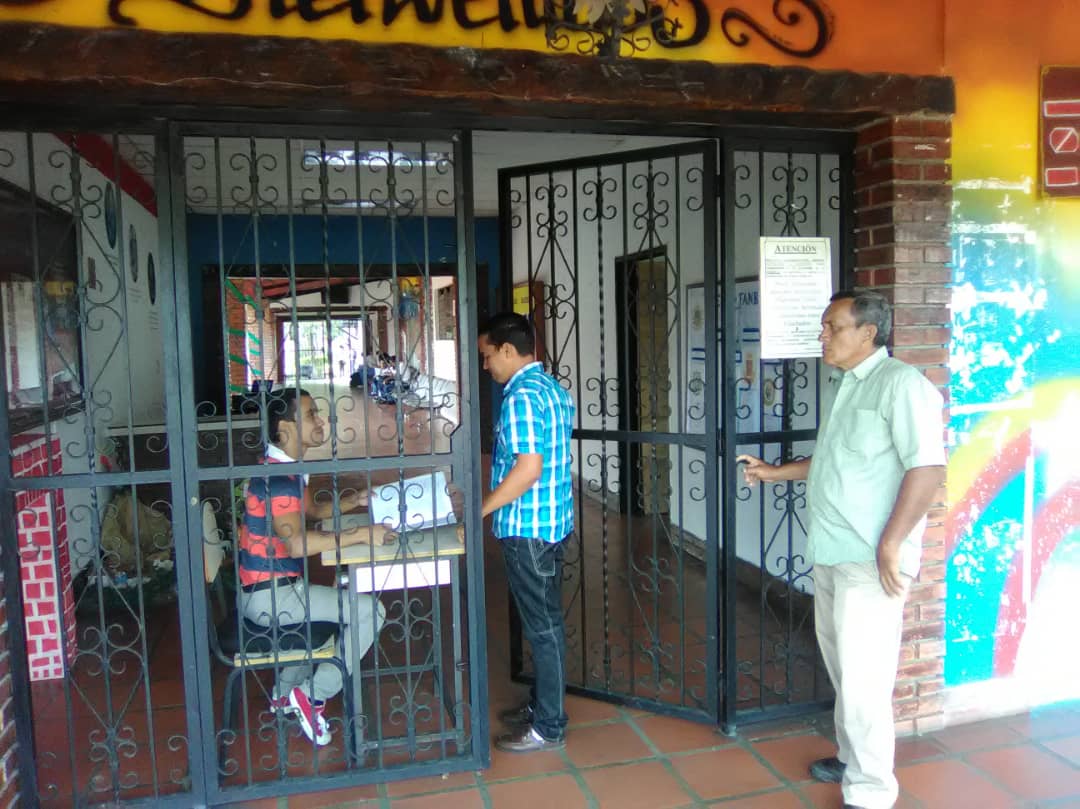 Unefa_Portugues's tweet photo. #01NOV19. En #SedeGuanare #NúcleoPortuguesa, personal de Seguridad y Protección en permanente vigilancia del cumplimiento de Normas Unefista por parte del personal docente, administrativo, estudiantes y obreros, así como personas visitantes a las instalaciones https://t.co/Ft1GxIHKVd